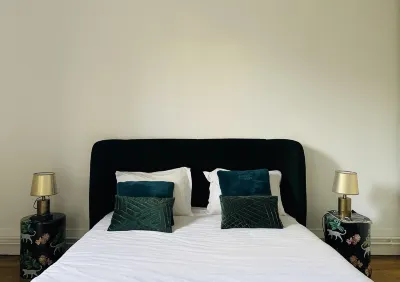 A bright and sunny 85sqm apartment in the heart of l'Île Saint Louis. Hotels in Ile Saint-Louis