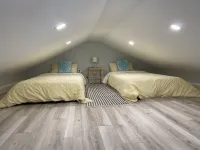 Roberts Creek Cottage. Close to village, beach, hiking and biking trails. Hotels in Sunshine Coast Regional District