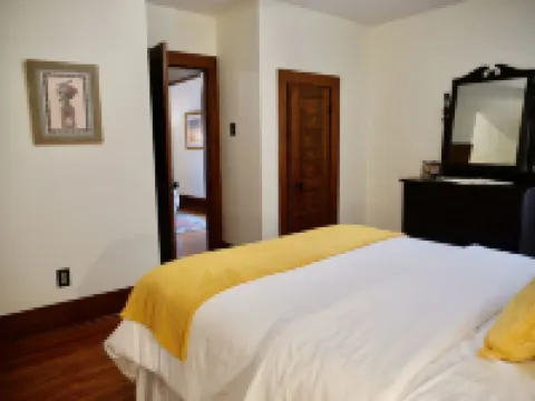 Gorgeous Historic Victorian - 4 bedrooms 2 bathrooms - 4 Blocks Walk to Town Hotels in Ste. Genevieve County