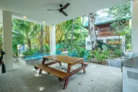 Poolside garden apartment w king, Playa Guiones
