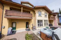 Large 3 bedroom ski in retreat with hot tub