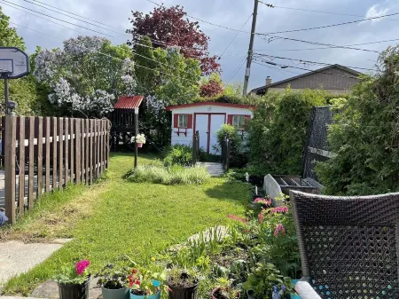 Beautiful cottage near river close to montreal Отели рядом с достопримечательностью «Parc Gilbert»