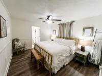Get off-grid at lakefront Cabin at Sawmill Branch