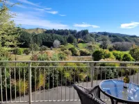 Redwood Lodge rural retreat with superb views