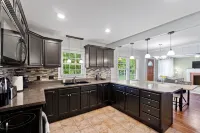 3BR Cherrydale Retreat Pet-Friendly Near Downtown Hotels in Sans Souci