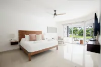 Beachfront 3BR +1 Main Floor Condo, Private Veranda & Plunge Pool, in Mareazul