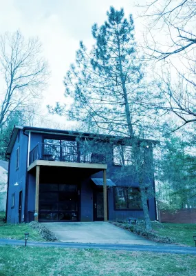 Cozy Tree-Lined Carriage Home - Stay in Serenity!