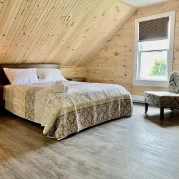 Waterfront 6 bedroom (8 beds) , 51/2 bath house in Summerside, Pei.