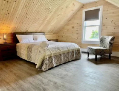 Waterfront 6 bedroom (8 beds) , 51/2 bath house in Summerside, Pei.