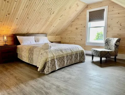 Waterfront 6 bedroom (8 beds) , 51/2 bath house in Summerside, Pei. Hôtels à proximité de : Howards Cove Lighthouse