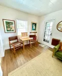 8 mins from U of O, Central/Funky/Fun!