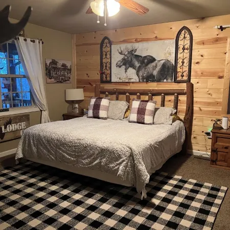 Beautiful 5 bedroom 4 bath cabin within10  mins of all attractions
