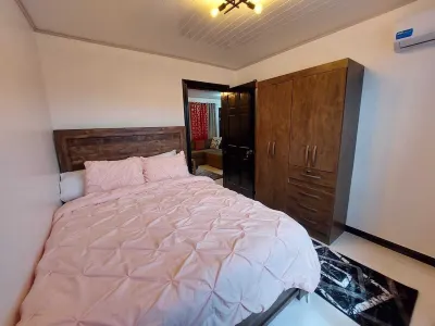Cozy 2-bedroom apartment in central location with WiFi, AC Hotels in 