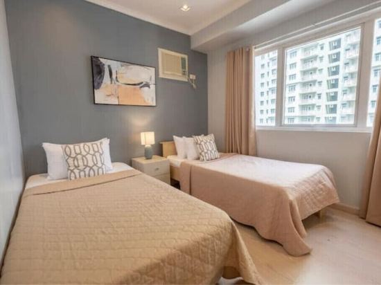 New! Cozy 2 Bedroom in BGC. Fast Wi-Fi and 58" TV