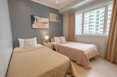New! Cozy 2 Bedroom in BGC. Fast Wi-Fi and 58" TV