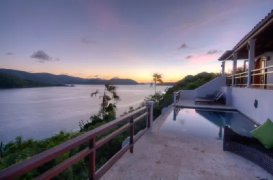 Ocean Front Luxury w/ sea access and dock on Private Peninsula w/amazing sunsets فنادق في 