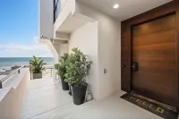 "Unrivaled Luxury at Premier Beachfront Getaway: Private Beach Access"