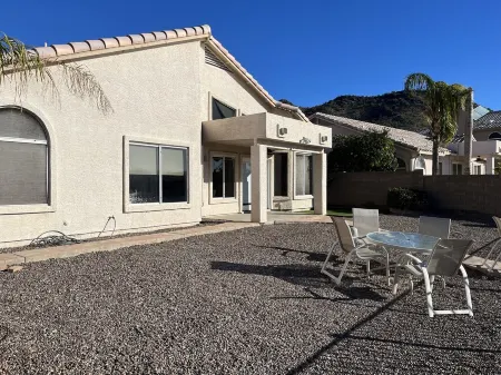 Lake front house in Arrowhead Lakes community. Отели рядом с достопримечательностью «The Legend at Arrowhead»