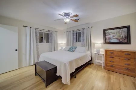 King Sized Beds, Large Outdoor and Indoor Space Отели рядом с достопримечательностью «Университет штата Калифорния»