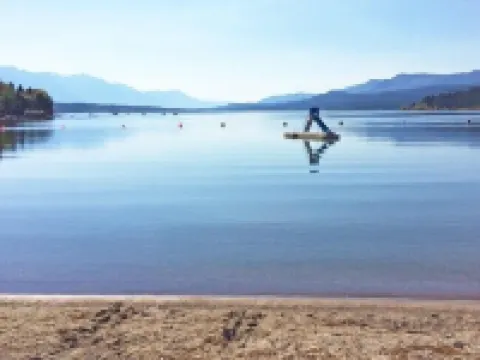 Location Location!! 2bd2ba Condo in the heart of Downtown Invermere! インヴァーミアのホテル