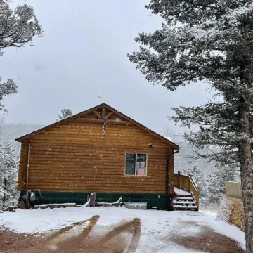 Mountain Sunrise Cabin with breathe taking views.
