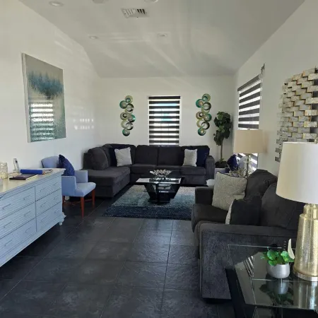 Modern Townhouse Located Near To City, Public Transport, Restaurants And Beaches