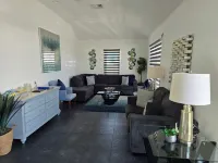 Modern Townhouse Located Near To City, Public Transport, Restaurants And Beaches