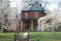 Lovely C.1890 Flat with Garden in Historic Downtown