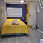 Vibrant Art Retreat. Stylish 1 Bedroom Private Cottage Centrally located.