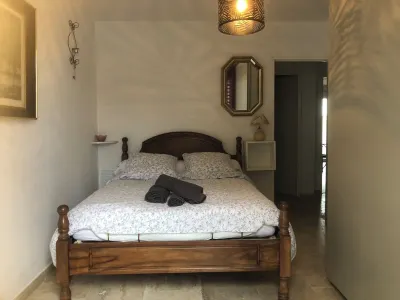 Comfortable apartment with courtyard close to the center and beach. Hotels near Chateau d'Avignon