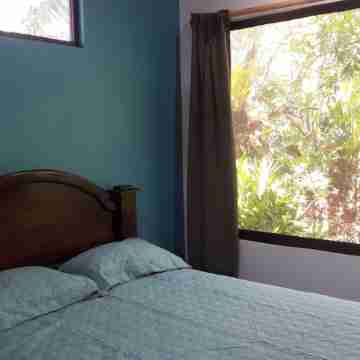 House near the beautiful beaches of Manuel Antonio and others tourist sites. Rooms