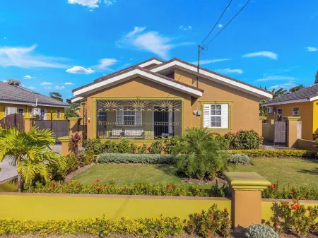 Modern Villa/ Fully AC/ Gated 24/7 Security, 5-10 mins to Attractions/ Ocho Rios