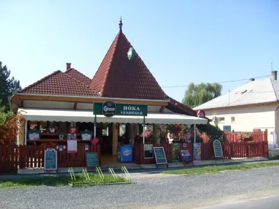 Pretty terrace, air conditioning, 2 bedrooms, baby bed, barbecue area, parking فنادق في 