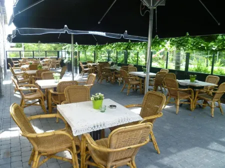 Charmingly decorated chalet Florence 4 near the sea serooskerke Отели в г. Serooskerke