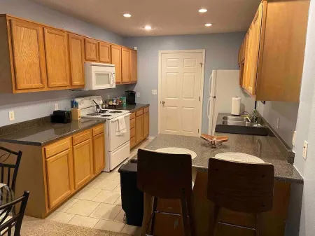 Lovely 2 bedroom w/ 2 bathroom cozy & clean rental