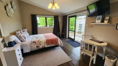 Villa Retreat - secluded relaxation Hotels near Waitara Holiday Park