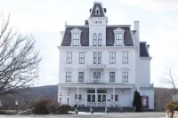 Connecticut Colonial with River and Sunset Views!
