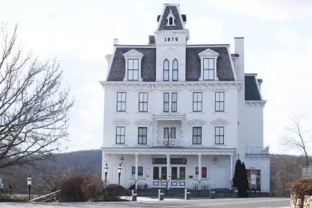 Connecticut Colonial with River and Sunset Views!
