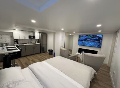 Pvt Studio near Fairway Mall & Waterloo Airport. Downtown in few minutes