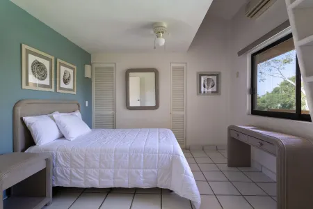 Beautiful 2 BR condo, pool, tenis court on Palma Real golf course