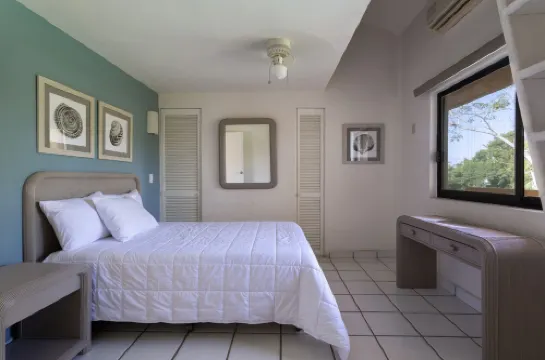 Beautiful 2 BR condo, pool, tenis court on Palma Real golf course