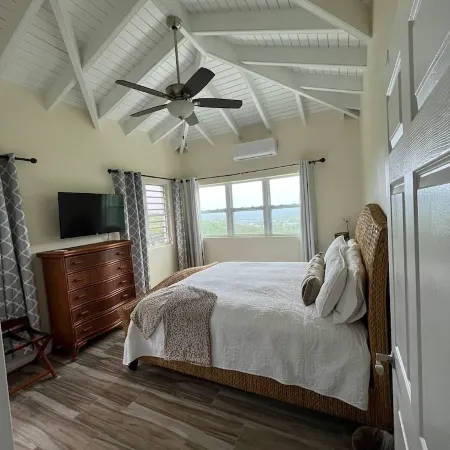Affordable Solar powered 2-Bedroom Haven with Washer/Dryer, near Red Hook!