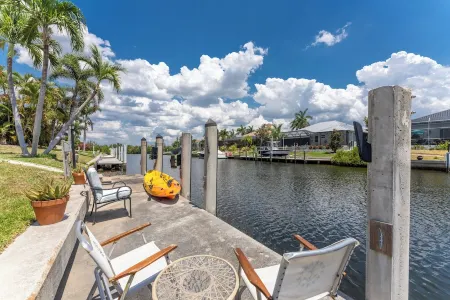 Casa De La Wren - Luxury Home - Pristine Condition - Waterfront. Heated Pool Отели в г. Пунта-Горда