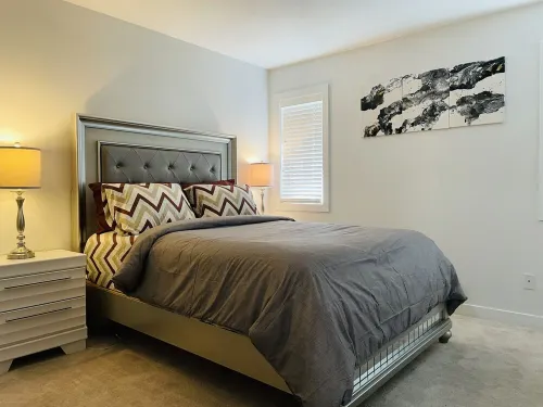 The Sophie's @ Sask (3BR/2.5BA) 새스커툰 호텔