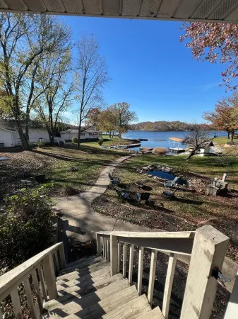 Relaxing lake front home with beautiful view on the lake, sleeps 7.