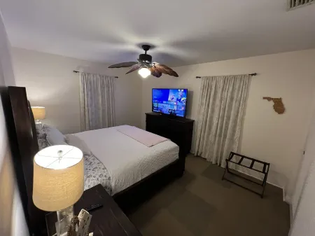 Beautiful Home in West Palm Beach W/ Largest Pool and Jacuzzi Отели рядом с достопримечательностью «Университет Палм Бич Атлантик»