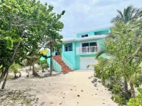 Ocean Breeze, steps to the beach! Generator, Starlink internet, filtered water.