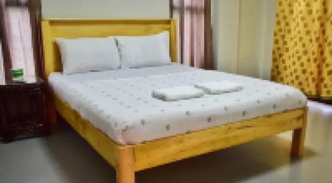 Juvy's Beach House - Entire top floor of exclusive villa just by the beach فنادق في سیقیحور