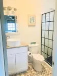 Ting'um  is the Spot to Stay on BANKS ROAD Hotel dekat Eleuthera Island Farm