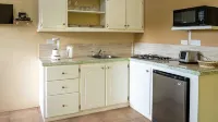 The Hamlet Suites - Bright and spacious Studio Apartment 1